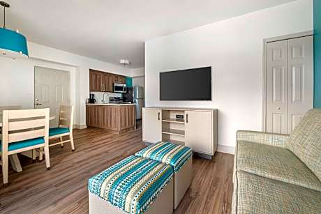 1 Bedroom Qn Suite Floors 2 and 3 W/balcony