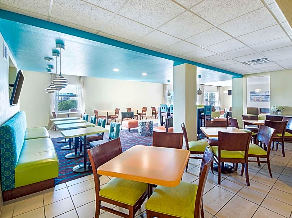 La Quinta Inn & Suites by Wyndham Mathis