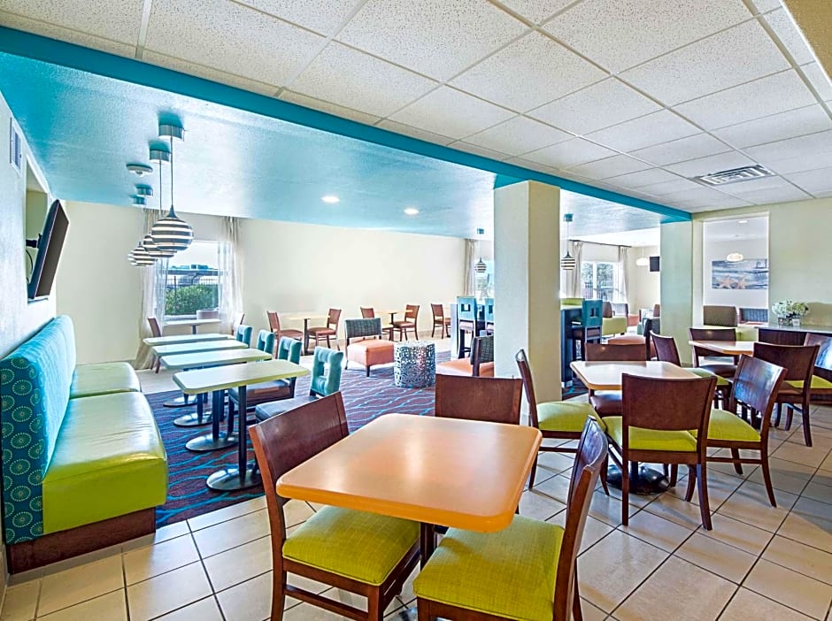 La Quinta by Wyndham Mathis