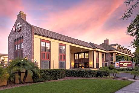 Best Western Plus Raffles Inn & Suites