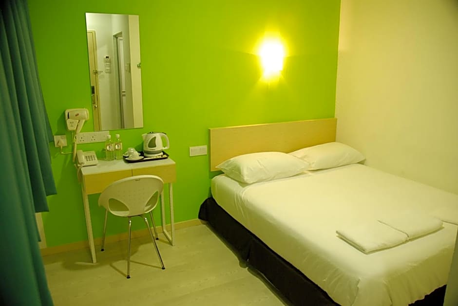 Photo 1 of 5 of Deluxe 1 Queen Bed