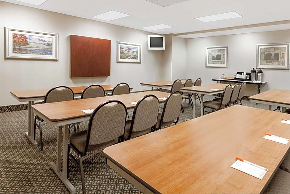 Howard Johnson by Wyndham Evansville East