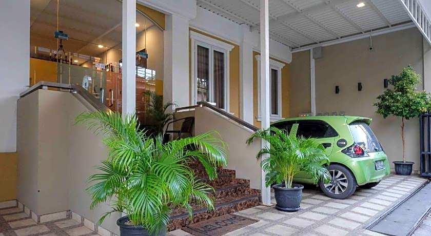 SANS Hotel Empress Simpang Lima