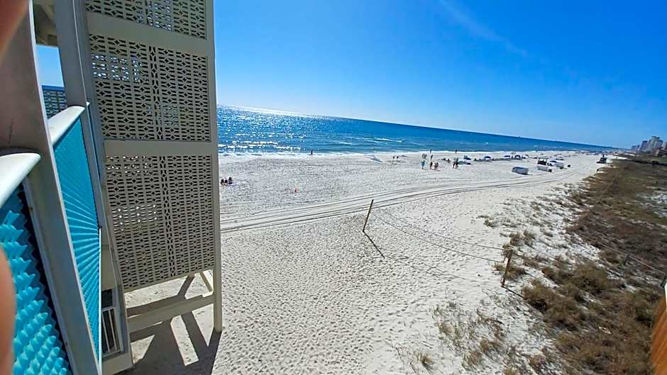 ON THE BEACH! COUPLES GETAWAY,HONEYMOON SWEET, Perfectly Cozy Beach Front Condo, full kitchen, pool, free parking,CHECK-IN AT DOOR