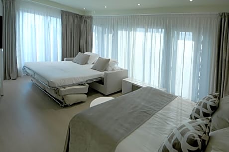 Suite with Spa bath and City View