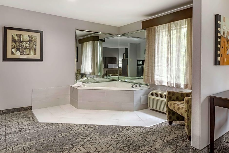 Photo 1 of 4 of 1 King Bed Suite, Whirlpool