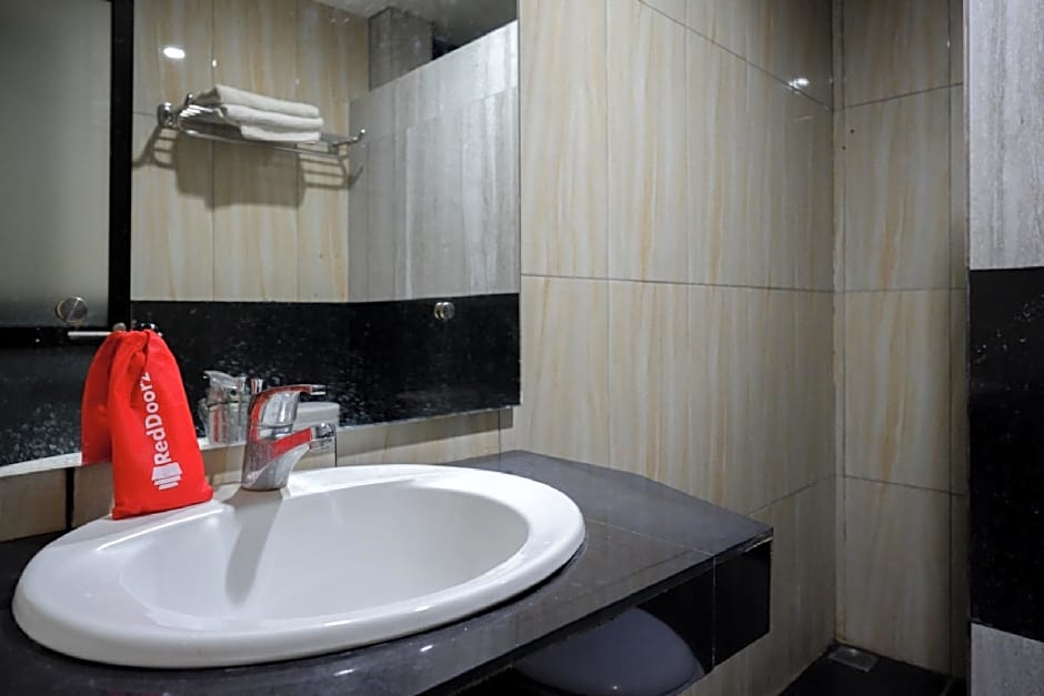 RedDoorz Plus @ Cameloan Hotel Palu
