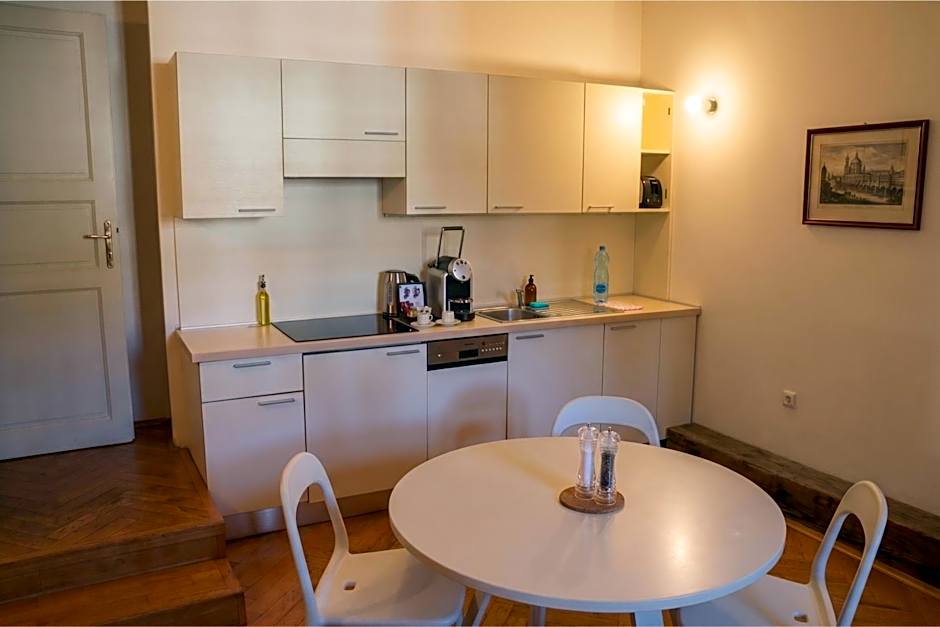 Three Golden Crowns Apartments
