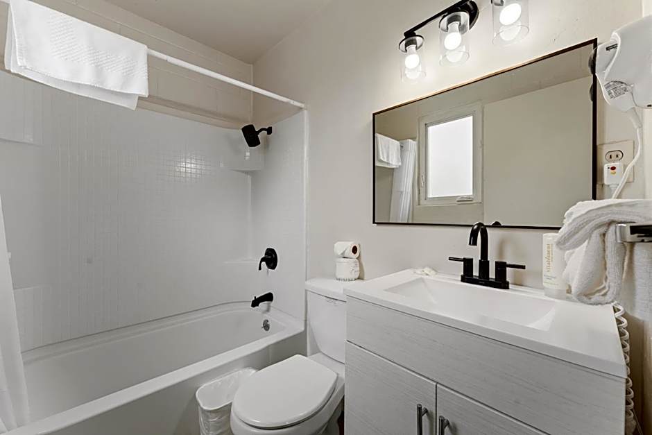 Econo Lodge Inn & Suites Heavenly Village Area