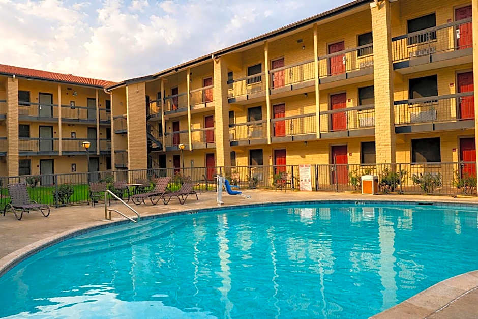 Red Roof Inn & Suites Houston - Hobby Airport