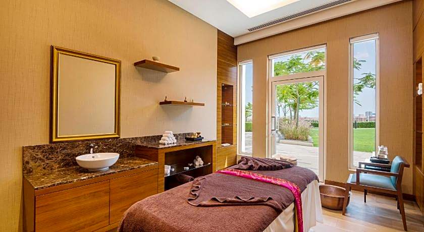 Crowne Plaza Muscat OCEC By IHG