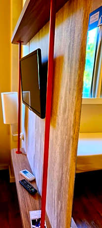 Quarto Econômico com cama casal e vista lateral cidade