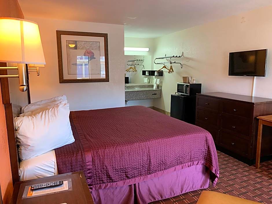 Photo 1 of 6 of 1 King Bed, Nonsmoking