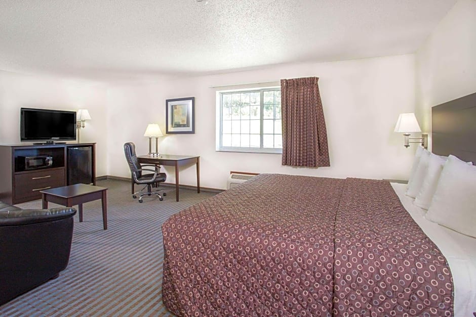 Super 8 by Wyndham Cedar Falls IA - University