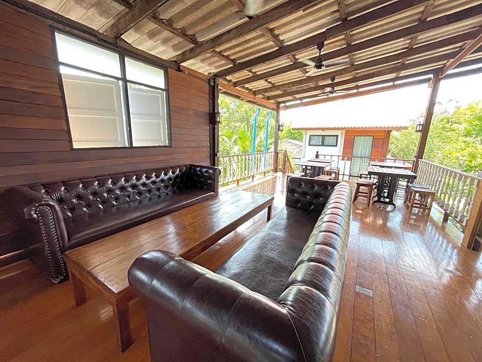 Baanrongmai Canal Front Cafe & Homestay 