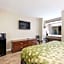 Econo Lodge Inn & Suites East
