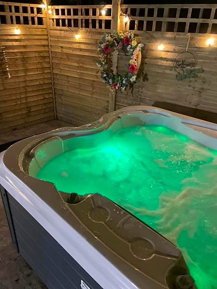 Paddock Pod - Sleeps 4 & Roofed Over Private Hot Tub & NEW SAUNA