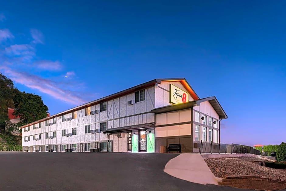 Super 8 by Wyndham Winona MN