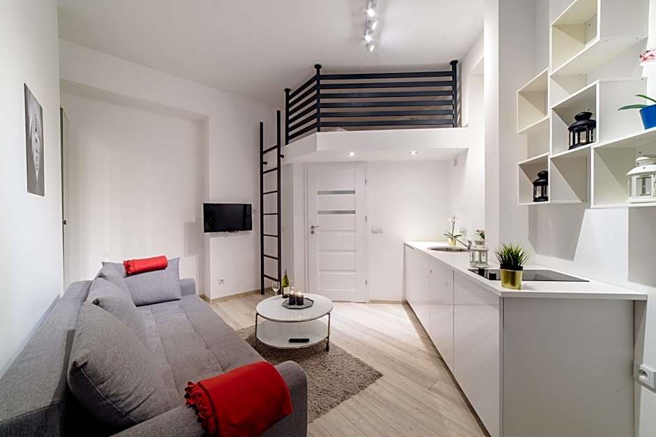 2 Nights Apartments - great location, right next to Main Rail and Bus Station, 10 min to Main Square by foot