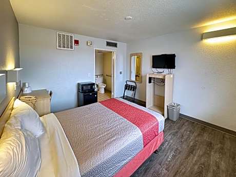 1 Queen Bed | Hearing Accessible Micfridge
