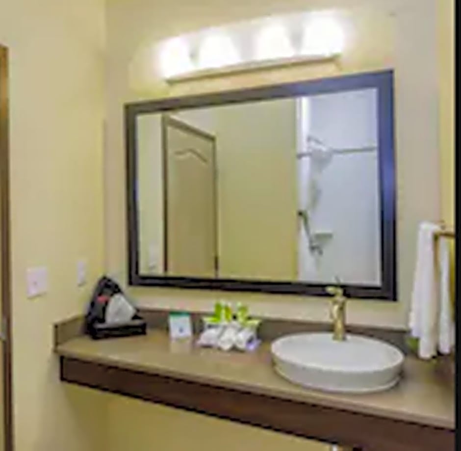 Holiday Inn Express & Suites Cheektowaga North East By IHG