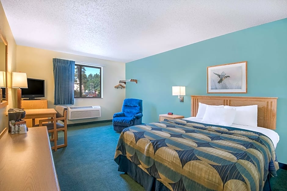 Super 8 by Wyndham Grand Rapids