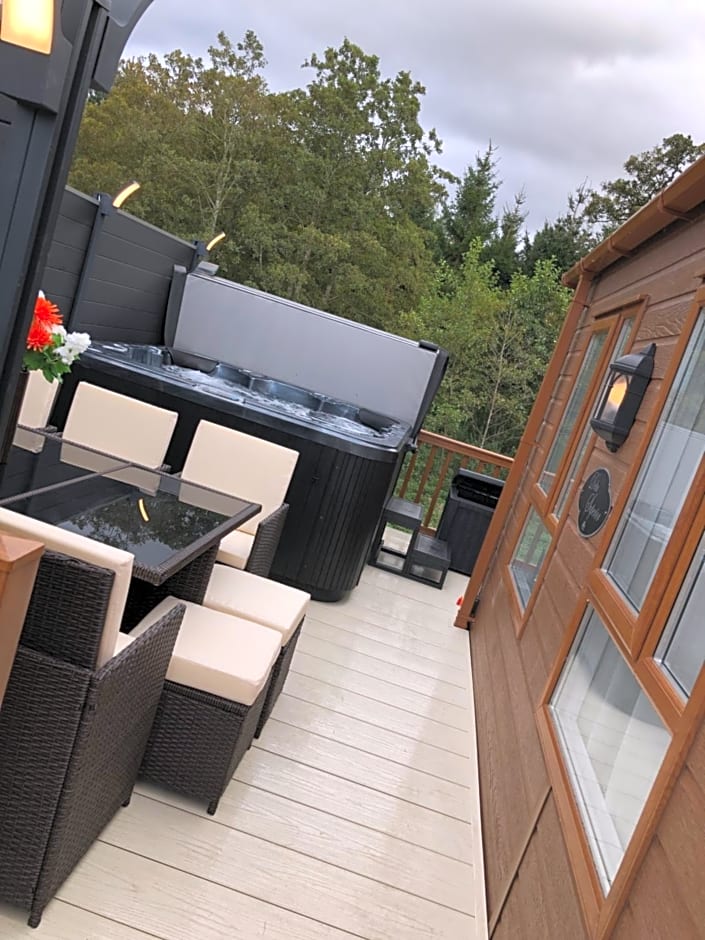 Moonlight Ridge -2 bedroom lodge with hot tub