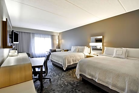 Queen Room with Two Queen Beds and Adapted Tub - Mobility Accessible