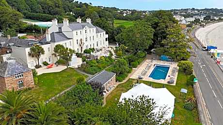 La Haule Manor