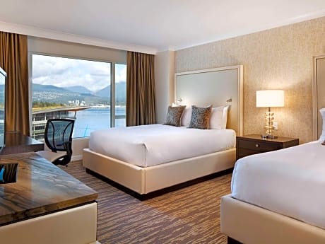 Signature Harbor and Stanley Park View Room with Queen Bed