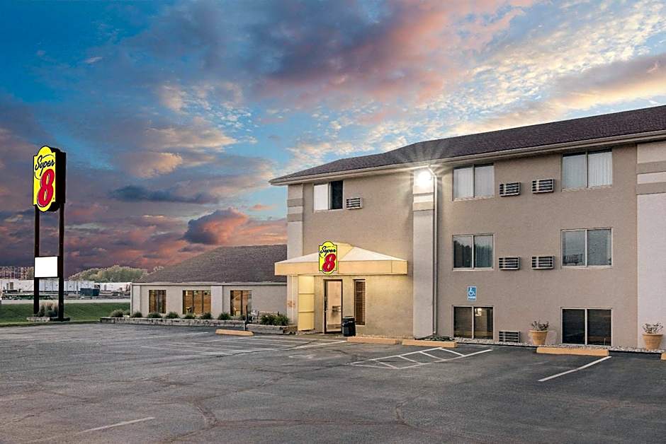 Super 8 by Wyndham Watertown