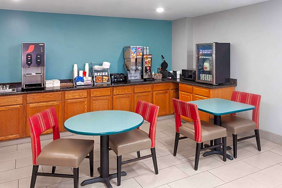 Super 8 by Wyndham McHenry/Fox Lake Area