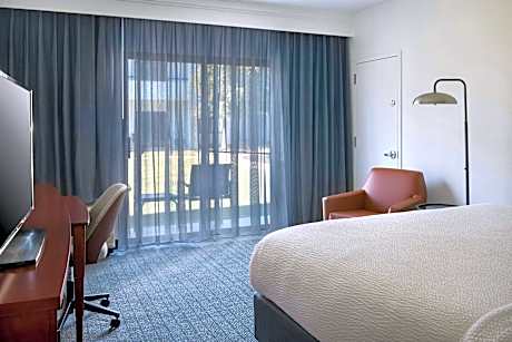 Room, 1 King Bed with Sofa bed (Mobility Accessible, Tub) (1 King Bed and 1 Double Sofa Bed)