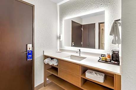 1 Queen Bed, Efficiency, Suite, Nonsmoking, Upgrade