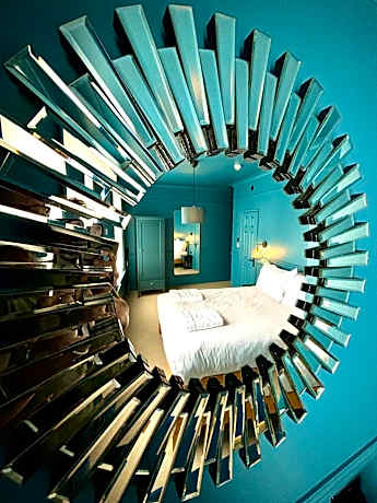 ROOMS AT THE QUAYSIDE - stylish en-suite rooms on Poole Quay all fully refurbed