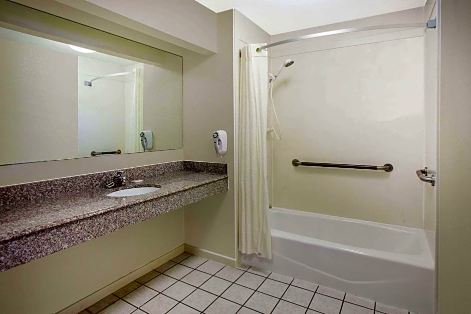 Super 8 by Wyndham Cabot