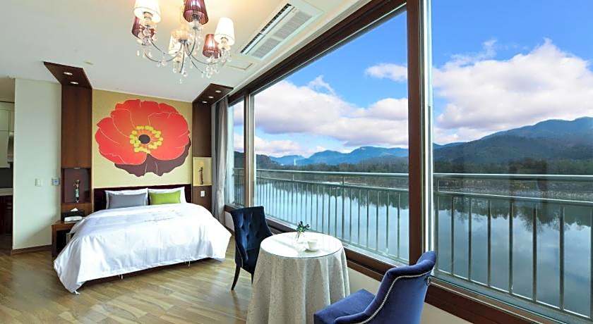 Moonlight Blue Pension