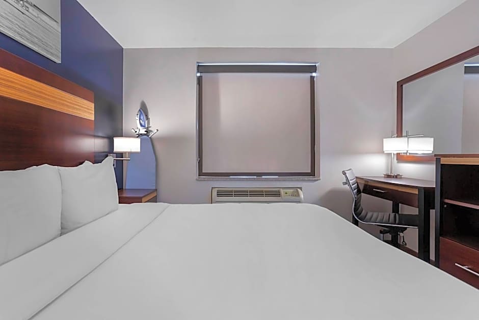 Avion Inn Near LGA Airport, an Ascend Collection Hotel