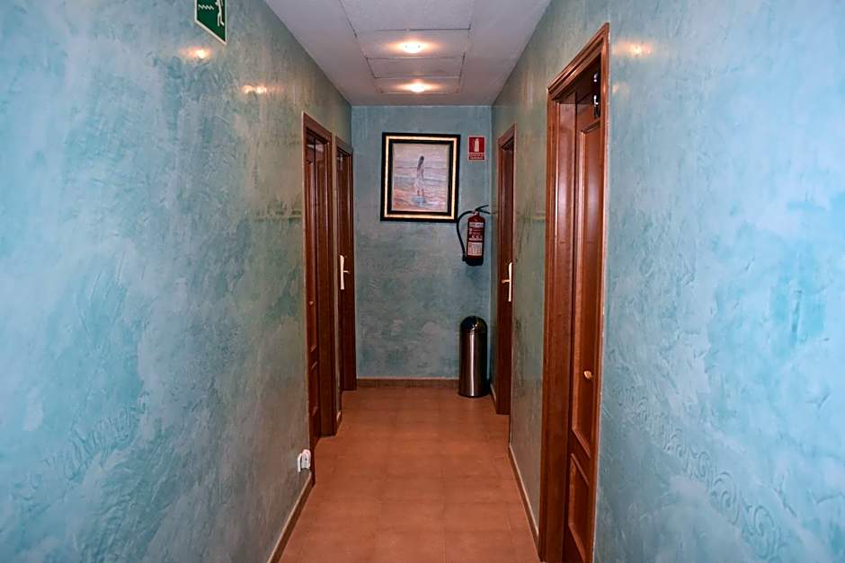 Hotel Los Leones, el más cercano a Warner