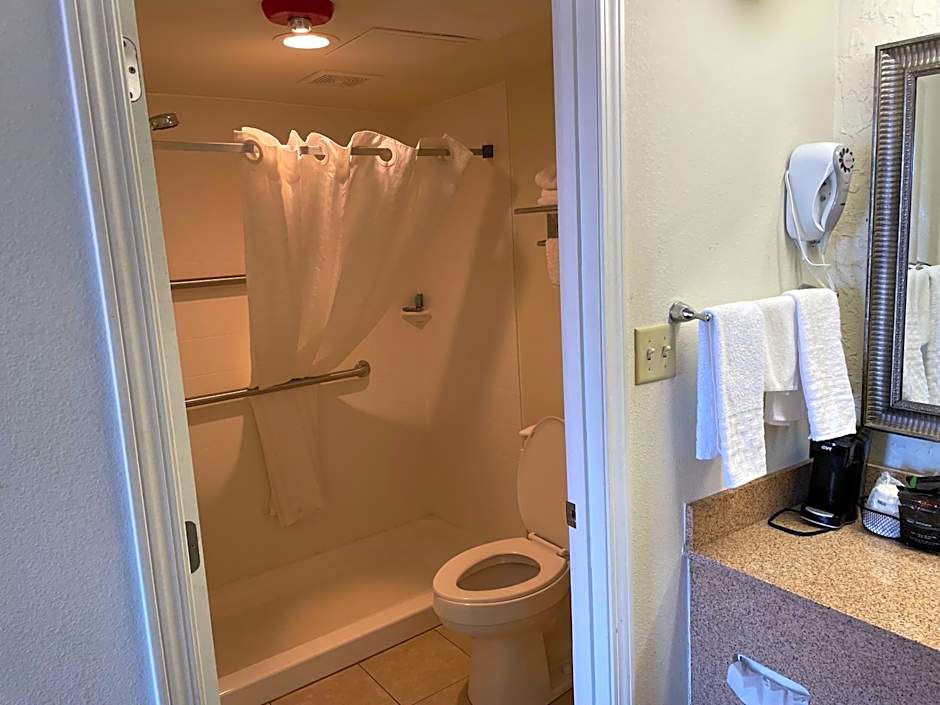 Quality Inn Clinton North