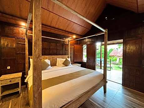 Suite with Pool View