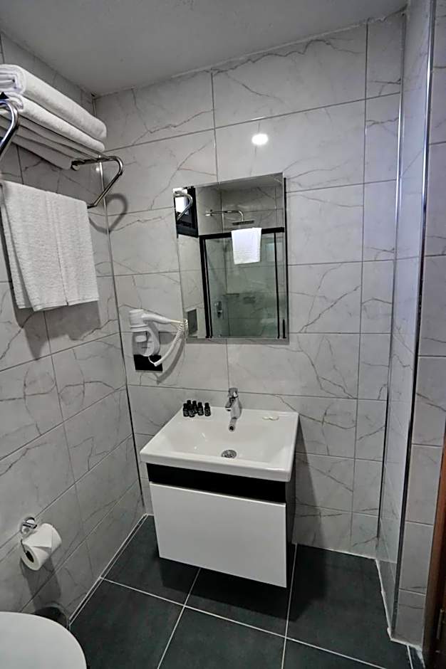 Shelton Airport Hotel