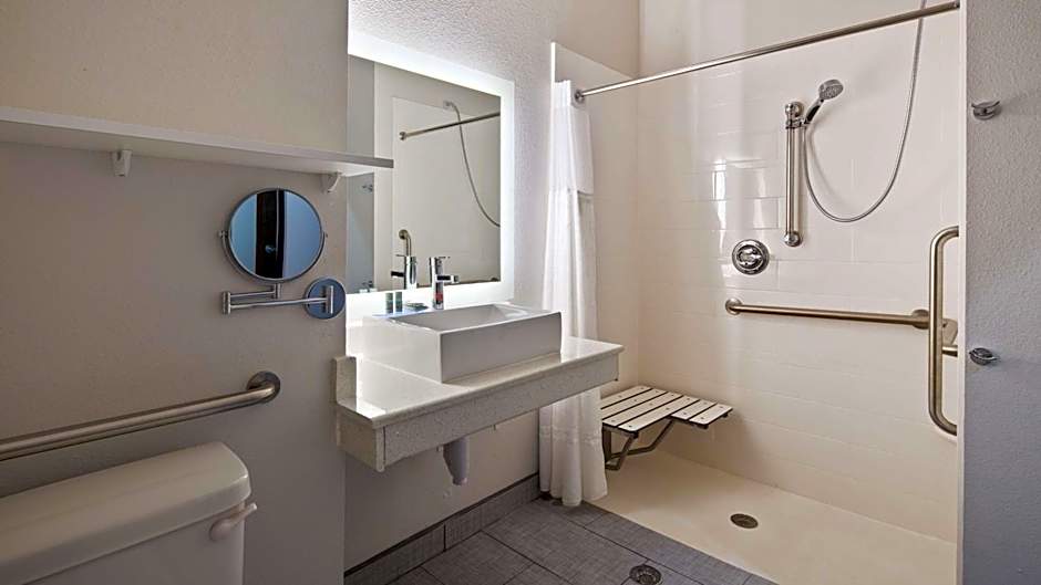 Best Western Green Oaks Inn & Suites