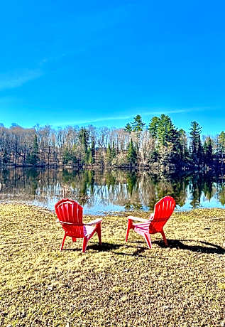Quiet Bay Lakeside Escape