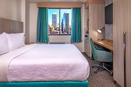 King Room with Roll-In Shower - Mobility Access