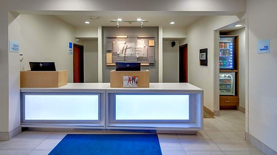 Holiday Inn Express & Suites Detroit - Farmington Hills By IHG
