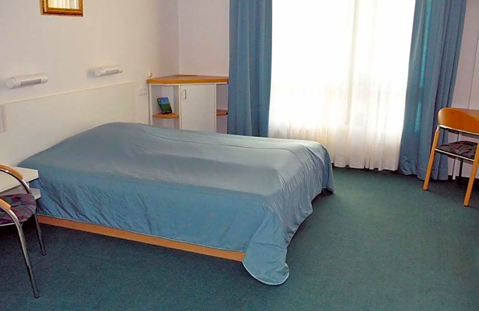 Photo 1 of 4 of Single Room