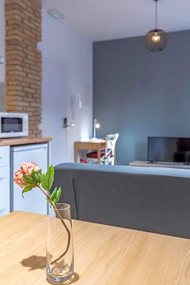 Apt with Antique Floor & lots of Sun Light