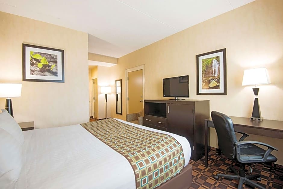 La Quinta Inn & Suites by Wyndham Buffalo Airport