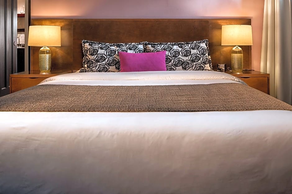 Decanter Hotel